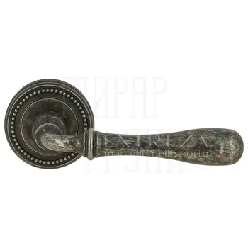 Дверная ручка Extreza 'Carrera' (Каррера) 321 на круглой розетке R03 античное серебро