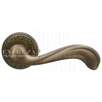Дверная ручка Extreza 'Nina' (Нина) 317 на круглой розетке R06 матовая бронза