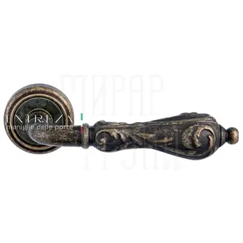 Дверная ручка Extreza 'Greta' (Грета) 302 на круглой розетке R01 античная бронза