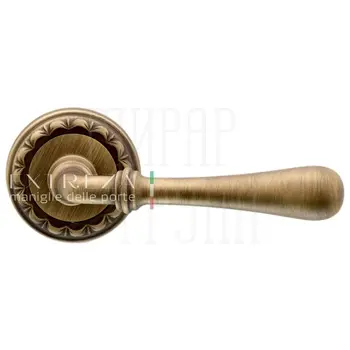 Дверная ручка Extreza 'Eva' (Эва) 319 на круглой розетке R02 матовая бронза