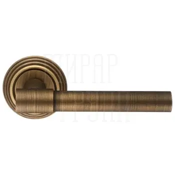 Дверная ручка Extreza 'NUVO' (Нуво) 125 на круглой розетке R05 матовая бронза