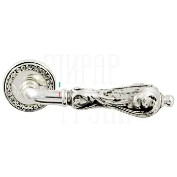 Дверная ручка Extreza 'Greta' (Грета) 302 на круглой розетке R06 натуральное серебро + черный