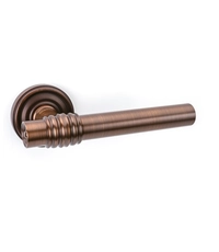 Дверная ручка из латуни Ghobestir "СLASSIC Collection" 035 на круглом основании