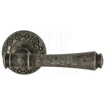 Дверная ручка Extreza 'Piero' (Пьеро) 326 на круглой розетке R04 античное серебро