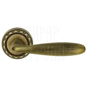 Дверная ручка Extreza 'Vigo' (Виго) 324 на круглой розетке R02 матовая бронза