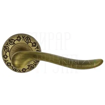 Дверная ручка Extreza 'Toledo' (Толедо) 323 на круглой розетке R04 матовая бронза
