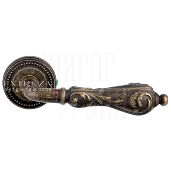 Дверная ручка Extreza 'Greta' (Грета) 302 на круглой розетке R03 античная бронза