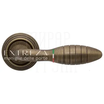 Дверная ручка Extreza 'Mirel' (Мирел) 316 на круглой розетке R05 матовая бронза