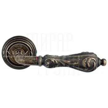 Дверная ручка Extreza 'Greta' (Грета) 302 на круглой розетке R05 античная бронза