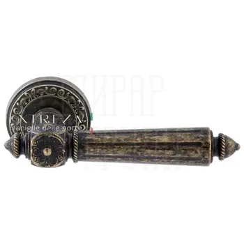 Дверная ручка Extreza 'Leon' (Леон) 303 на круглой розетке R06 античная бронза