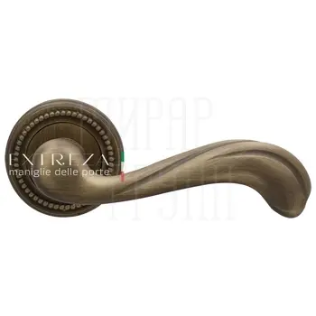 Дверная ручка Extreza 'Nina' (Нина) 317 на круглой розетке R03 матовая бронза