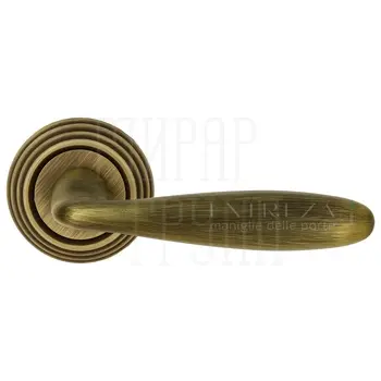 Дверная ручка Extreza 'Vigo' (Виго) 324 на круглой розетке R05 матовая бронза