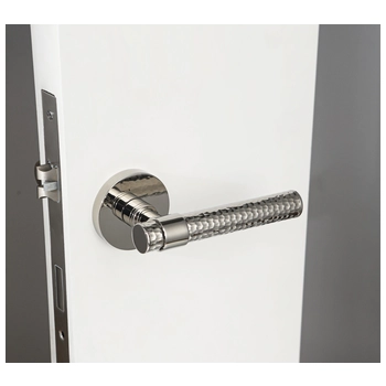 Дверная ручка из латуни Ghobestir 'PANTHER Collection' G008 на круглой розетке никель