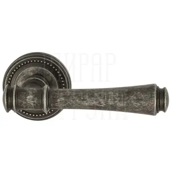 Дверная ручка Extreza 'Piero' (Пьеро) 326 на круглой розетке R03 античное серебро