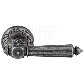 Дверная ручка Extreza 'Leon' (Леон) 303 на круглой розетке R04 античное серебро
