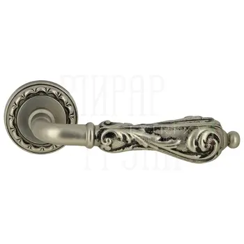 Дверная ручка Extreza 'Greta' (Грета) 302 на круглой розетке R02 старинное серебро матовое
