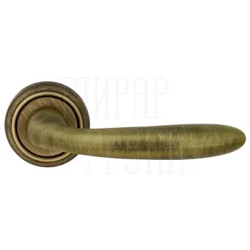 Дверная ручка Extreza 'Como' (Комо) 322 на круглой розетке R01 матовая бронза