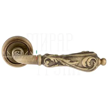 Дверная ручка Extreza 'Greta' (Грета) 302 на круглой розетке R01 матовая бронза