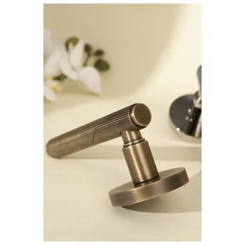 Дверная ручка из латуни Ghobestir "LUXURY Collection" G010 на круглой розетке