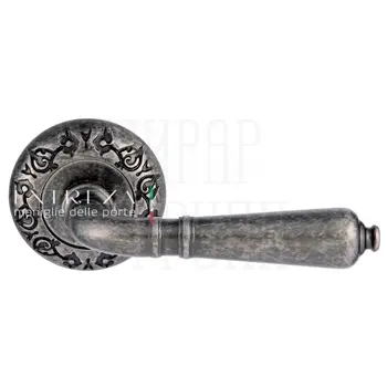 Дверная ручка Extreza 'Petra' (Петра) 304 на круглой розетке R04 античное серебро