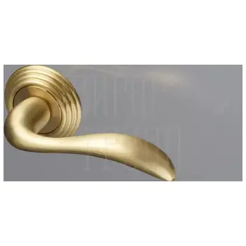 Дверная ручка Extreza 'FLEXA' (Флекса) 335 на круглой розетке R05 матовая латунь