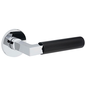 Дверная ручка на круглой розетке Tupai 4211 R 5S полированный хром + черный