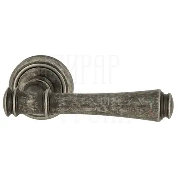 Дверная ручка Extreza 'Piero' (Пьеро) 326 на круглой розетке R01 античное серебро
