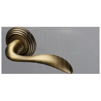 Дверная ручка Extreza 'FLEXA' (Флекса) 335 на круглой розетке R05 матовая бронза