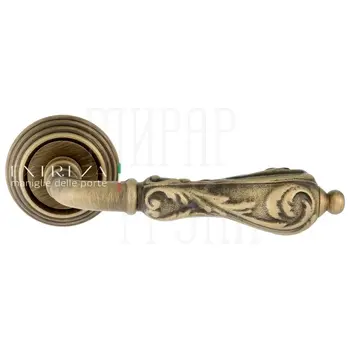 Дверная ручка Extreza 'Greta' (Грета) 302 на круглой розетке R05 матовая бронза