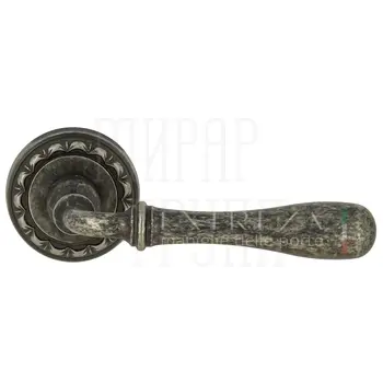 Дверная ручка Extreza 'Carrera' (Каррера) 321 на круглой розетке R02 античное серебро
