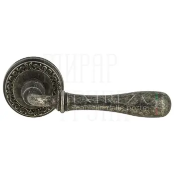 Дверная ручка Extreza 'Carrera' (Каррера) 321 на круглой розетке R06 античное серебро
