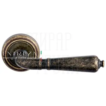 Дверная ручка Extreza 'Petra' (Петра) 304 на круглой розетке R01 античная бронза