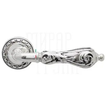 Дверная ручка Extreza 'Greta' (Грета) 302 на круглой розетке R02 натуральное серебро + черный