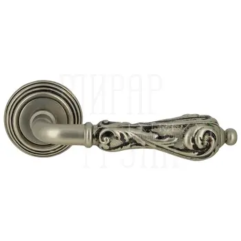 Дверная ручка Extreza 'Greta' (Грета) 302 на круглой розетке R05 старинное серебро матовое