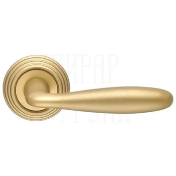Дверная ручка Extreza 'Vigo' (Виго) 324 на круглой розетке R05 матовое золото