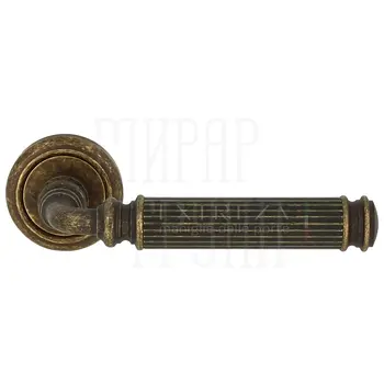 Дверная ручка Extreza 'Benito' (Бенито) 307 на круглой розетке R01 античная бронза