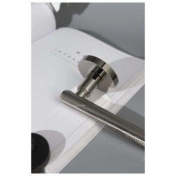 Дверная ручка из латуни Ghobestir 'LUXURY Collection' G010 на круглой розетке никель