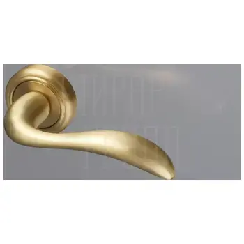 Дверная ручка Extreza 'FLEXA' (Флекса) 335 на круглой розетке R01 матовая латунь