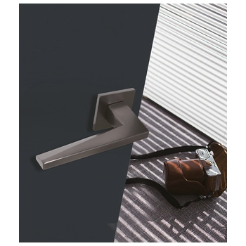 Дверная ручка из латуни Ghobestir 'CITY Collection' G030 на тонком квадратном основании черный