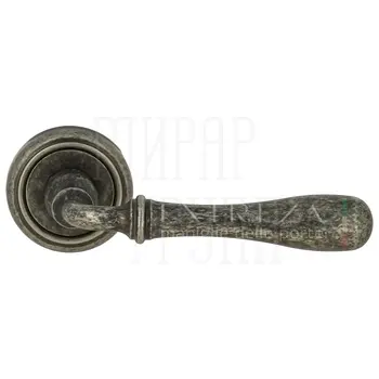 Дверная ручка Extreza 'Carrera' (Каррера) 321 на круглой розетке R01 античное серебро