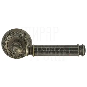 Дверная ручка Extreza 'Benito' (Бенито) 307 на круглой розетке R04 античное серебро