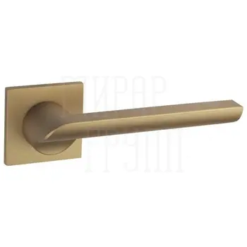 Дверная ручка Fratelli 'WOO' 8 FS на квадратной розетке матовая латунь