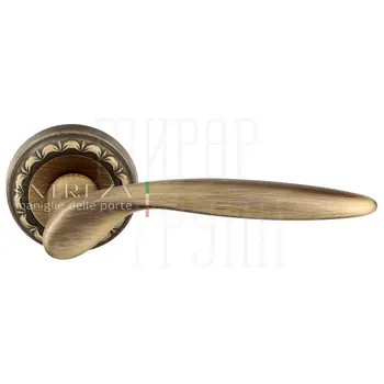 Дверная ручка Extreza 'Calipso' (Калипсо) 311 на круглой розетке R02 матовая бронза