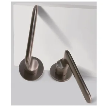 Дверная ручка из латуни дизайнерская Ghobestir "CITY Collection" А037 на круглом основании