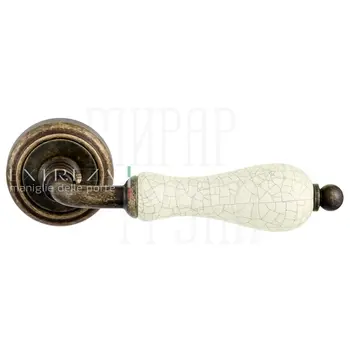 Дверная ручка Extreza 'Dana' CRACKLE (Дана кракле) 306 на круглой розетке R01 античная бронза