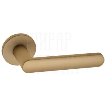 Дверная ручка Fratelli 'NEVADA' 7 FS на круглой розетке матовая латунь