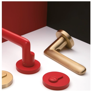 Дверная ручка из латуни дизайнерская Ghobestir 'CITY Collection' А037 на круглом основании красный