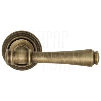 Дверная ручка Extreza 'Piero' (Пиеро) 326 на круглой розетке R05 матовая бронза