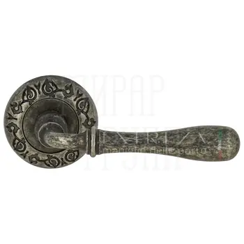 Дверная ручка Extreza 'Carrera' (Каррера) 321 на круглой розетке R04 античное серебро