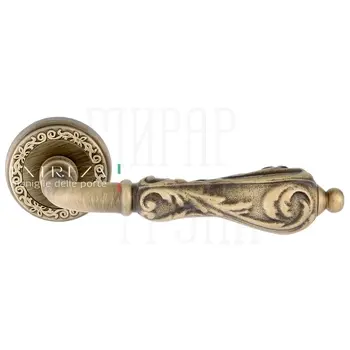 Дверная ручка Extreza 'Greta' (Грета) 302 на круглой розетке R06 матовая бронза